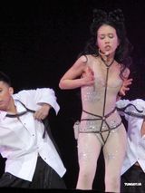 组图：莫文蔚开唱演终极性感 裸色内衣香艳挑逗