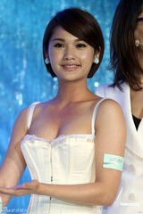 组图：杨丞琳低胸代言破封奶说 露沟大秀身材 