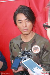 组图：郑伊健成模范邻居 搭档周秀娜拍微电影