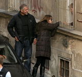 组图：安吉丽娜-朱莉拍新片 帅气保镖贴身保护