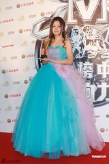 组图：众星亮相华语榜中榜颁奖礼 齐聚后台秀奖杯