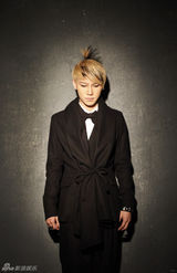 组图：HIT-5拍黑色系写真 乖乖男变酷型魅男