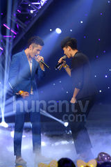 组图：快男复活赛上演 大热魏一宁裙装献唱落败