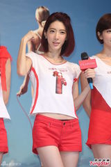 组图：少女组合跳绳卖瘦身产品 粉嫩热裤秀玉腿