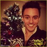 组图：汤姆戴利返家过圣诞 彩虹衣袜为同志发声