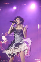 组图：郑秀文澳门开唱 百变造型散发恋爱中的女人味