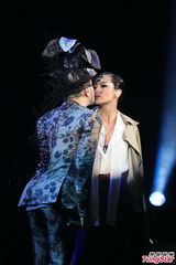 组图：黄耀明个唱何韵诗亲吻 林宥嘉变粉丝献唱