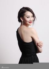 组图：李昕岳杂志大片定格美丽 红与黑气质优雅