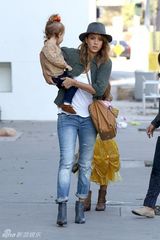 组图：杰西卡-阿尔芭外出 女儿秀蝴蝶结卖萌