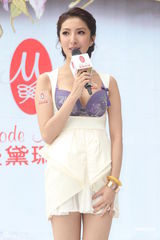 高清组图：“内衣女王”杨谨华亮相 回应新欢传闻