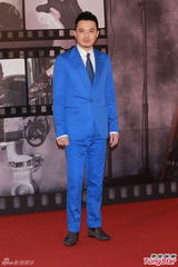 组图：黄耀明蓝色西装现身红毯 俏皮时尚