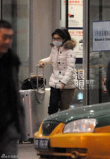组图：丁丁素颜戴口罩深夜独自回京