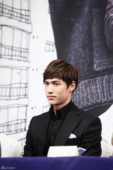 高清图：朴信惠尹施允亮相《邻家花美男》发布