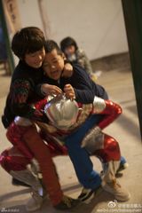 组图：天天石头大战奥特曼 Kimi冷眼围观