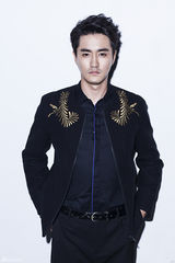 组图：杨立新帅气儿子杨玏最新写真多面俊朗