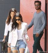 组图：卡戴珊穿大破洞牛仔裤出街 腿部皮肤松弛