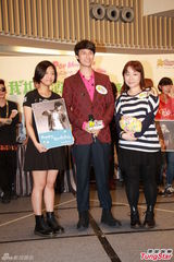 组图：严爵白安办签唱会 闻AV阿信裸照愕然