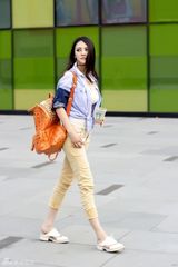 组图：樊蕊街拍七分裤搭配橙色经典双肩包