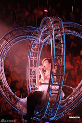 组图：梁静茹演唱会落幕 与表哥同台合唱