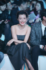 组图：王丽坤刘芸刘孜性感造型助阵活动