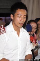 组图：汪小菲火速澄清未欠薪 上衣绷开闹笑话