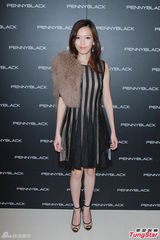 组图：汤洛雯黄芷晴相见欢 吴雨霏为时装店开唱