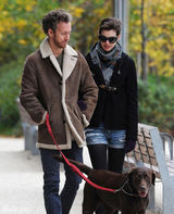 组图：安妮-海瑟薇与丈夫甜蜜轧马路