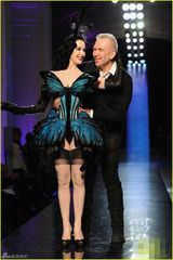 组图：脱衣舞娘蒂塔性感蝴蝶装走秀 展纤腰巨乳