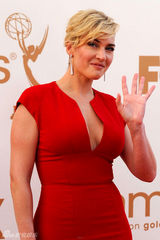 组图：艾美奖红毯 凯特-温丝莱特红裙霸气外露