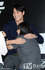 组图：《监视者》观众破500万庆功郑雨盛(郑宇成)送拥抱