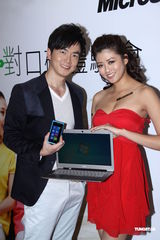 组图：李沛旭赖琳恩出席代言活动敬业十足