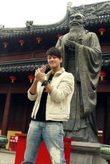 高清图：何润东与言承旭惺惺相惜 祭孔子望开年好运