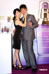 幻灯：陶晶莹与老公首度亲密代言 不忘为小S叫屈