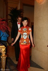 组图：袁莉婚礼晚宴着旗袍喜庆 外籍老公帮开车门