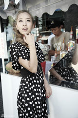 幻灯图集：SARA展现热带风潮 潮女风热辣无限