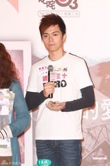 组图：张敬轩王菀之探访肯尼亚深受触动