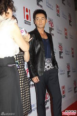 组图：张梓琳婚后豹纹亮相 胡歌黑衣秦海璐红裙