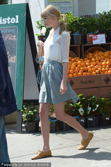 组图：泰勒白衣红唇逛超市 甜美清纯似学生妹