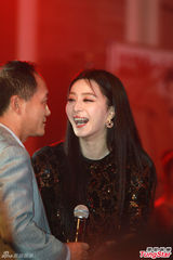 组图：范冰冰助阵COOLGUY 遇痴情粉丝胸前签名