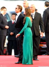 高清图：朱莉闪片绿裙华丽 皮特墨镜遮面耍个性