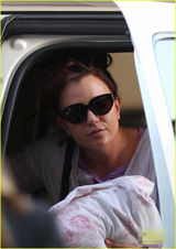 组图：小甜甜布兰妮素颜出行 胸部下垂