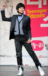 组图：东浩金秀妍等出席新剧《realschool》记者会