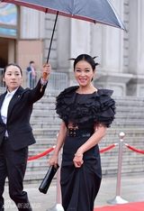 组图：《圣殇》女主赵敏秀别致美裙显贵气