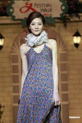 组图：诸葛梓岐汪圆圆等走秀 服装艳丽满场春色 