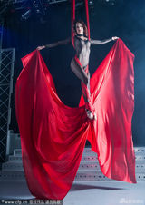 组图：半裸女模拍年历画面香艳 黑丝酥胸遍地是