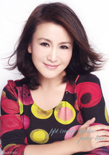 组图：王茜春装彩裙写真 风情优雅彰显女人味