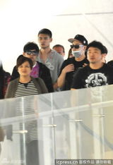 组图：周杰伦潘玮柏同机抵达拼人气