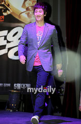 组图：韩星朴重勋李善均宣传韩国新片《逮捕王》