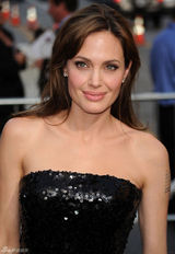 幻灯图：朱莉新片首映 携皮特现身红毯大秀甜蜜