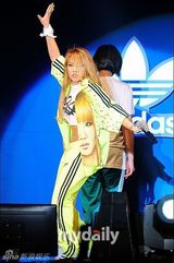 组图：Snoop Dogg韩国开唱 2NE1任嘉宾热情助演